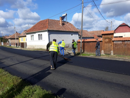 Aszfaltoznak Gyergyóremetén