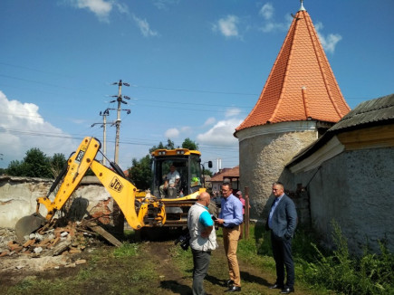 Átjáró épül az örmény templomnál