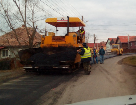 Jó ütemben haladnak a Gyergyó térségi utak karbantartásai