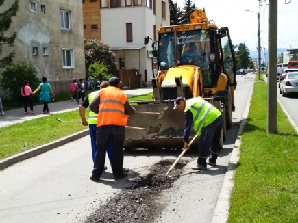 Elkezdődtek a kátyúzási munkálatok Gyergyószentmiklóson