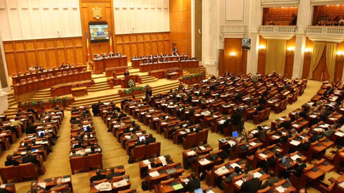 Megszavazta a parlament a bizalmatlansági indítványt